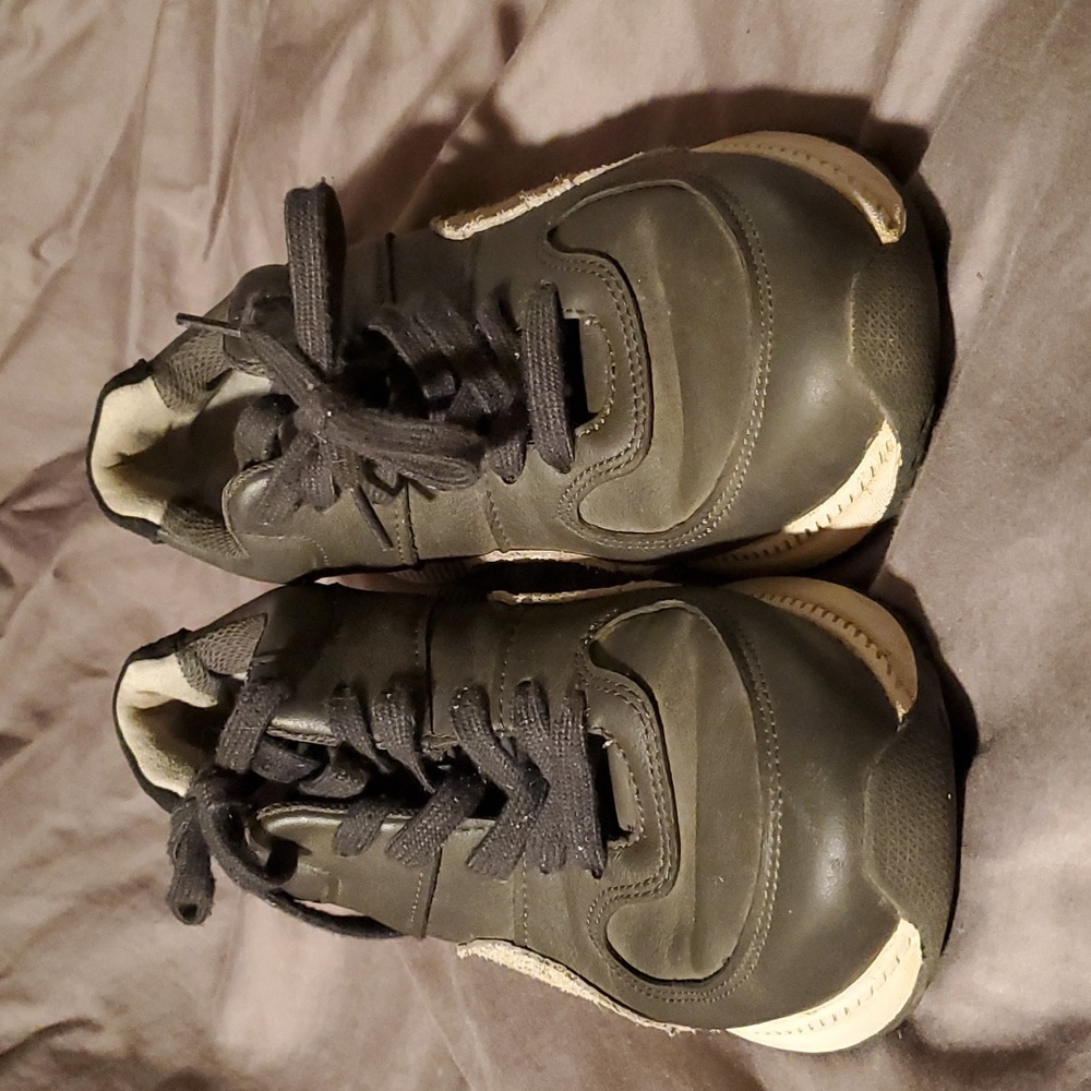 Everlane Grey Leather Sneakers. Size 7